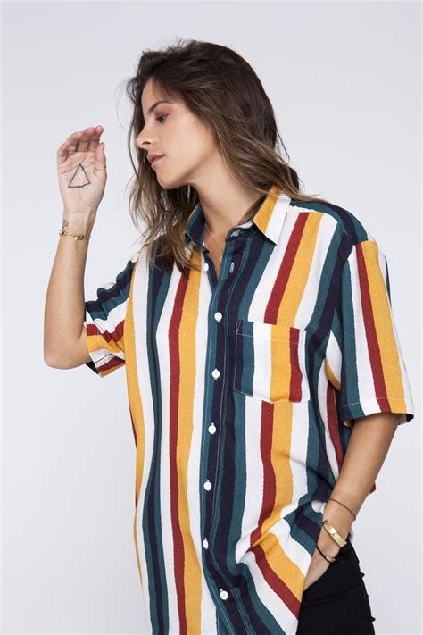 look feminino com camisa masculina manga curta